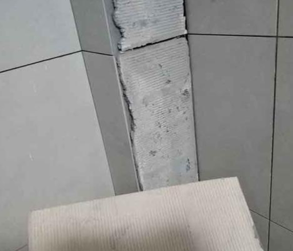 昭平瓷砖空鼓维修公司分享下厨房瓷砖脱落的补救措施。